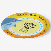 Niedlicher Glückwunsch zum Geburtstag Junge Dolphi Pappteller (Schrägansicht)