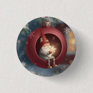 Niedlicher Gnom in rotem Weihnachtsbaumschmuck Button