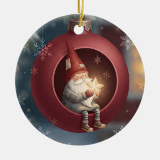 Niedlicher Gnom in rotem Weihnachtsschmuck