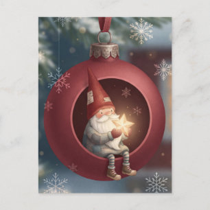 Niedlicher Gnom in rotem Weihnachtsschmuck  Feiertagspostkarte