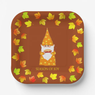 Niedlicher Gnom und farbenfrohe Herbstblätter auf  Pappteller