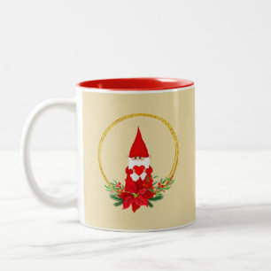 Niedlicher Gnom und Weihnachtskranz auf hellbeigem Zweifarbige Tasse