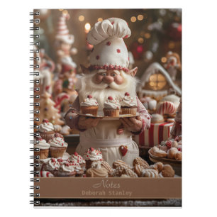 Niedlicher Gnome-Bäcker, umgeben von Kuchen und Le Notizblock