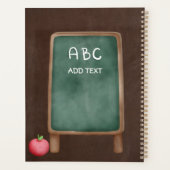 Niedlicher Gnome-Lehrer auf brauner Tafel Planer (Rückseite)