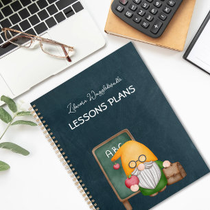 Niedlicher Gnome-Lehrer auf der blauen Tafel Planer