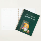 Niedlicher Gnome-Lehrer auf grüner Tafel Planer (Anzeige)