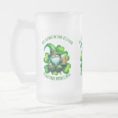 Niedlicher Gnome St Patrick's Day mit Bier | Mattglas Bierglas (Links)