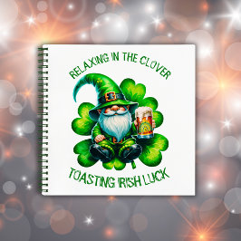 Niedlicher Gnome St Patrick's Day mit Bier | Notizblock