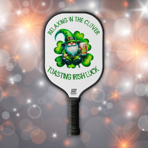 Niedlicher Gnome St Patrick's Day mit Bier Pickleball Schläger