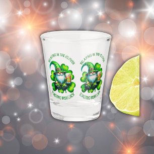 Niedlicher Gnome St Patrick's Day mit Bier Schnapsglas