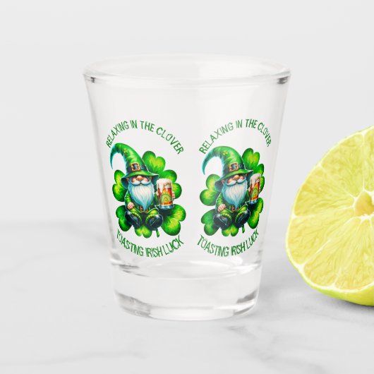 Niedlicher Gnome St Patrick's Day mit Bier | Schnapsglas (Vorderseite)