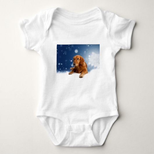 Niedlicher Golden Retriever Hund sitzt in Schneest Baby Strampler (Vorderseite)