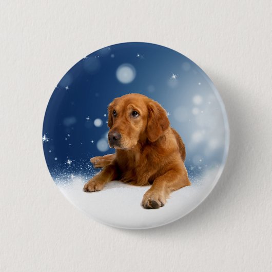 Niedlicher Golden Retriever Hund sitzt in Schneest Button (Vorderseite)