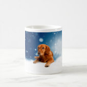Niedlicher Golden Retriever Hund sitzt in Schneest Kaffeetasse (Mittel)