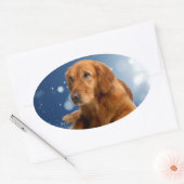 Niedlicher Golden Retriever Hund sitzt in Schneest Ovaler Aufkleber (Umschlag)