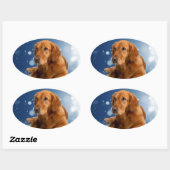 Niedlicher Golden Retriever Hund sitzt in Schneest Ovaler Aufkleber (Blatt)