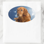 Niedlicher Golden Retriever Hund sitzt in Schneest Ovaler Aufkleber (Tasche)