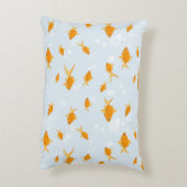 Niedlicher Goldfisch im Wasser schwimmen Dekokissen (Rückseite(Vertikal))