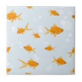 Niedlicher Goldfisch im Wasser schwimmen Fliese (Vorderseite)