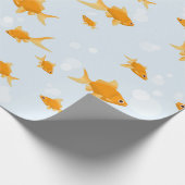 Niedlicher Goldfisch im Wasser schwimmen Geschenkpapier (Ecke)