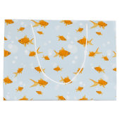 Niedlicher Goldfisch im Wasser schwimmen Große Geschenktüte (Rückseite)