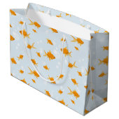 Niedlicher Goldfisch im Wasser schwimmen Große Geschenktüte (Rückseite Schrägansicht)