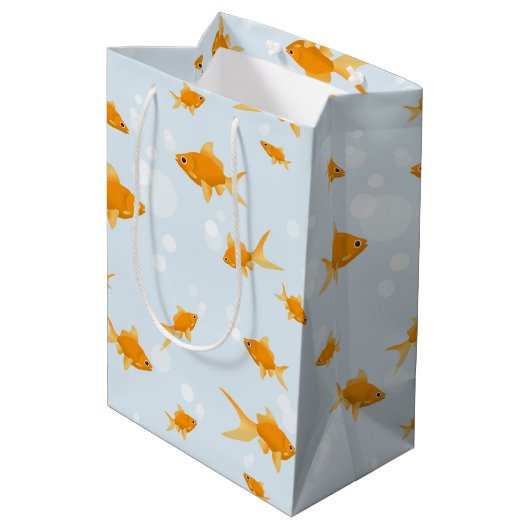 Niedlicher Goldfisch im Wasser schwimmen Mittlere Geschenktüte (Rückseite Schrägansicht)
