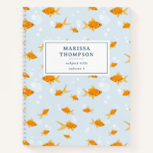 Niedlicher Goldfisch im Wasser schwimmen