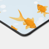 Niedlicher Goldfisch im Wasser schwimmen Schreibtischunterlage (Ecke)