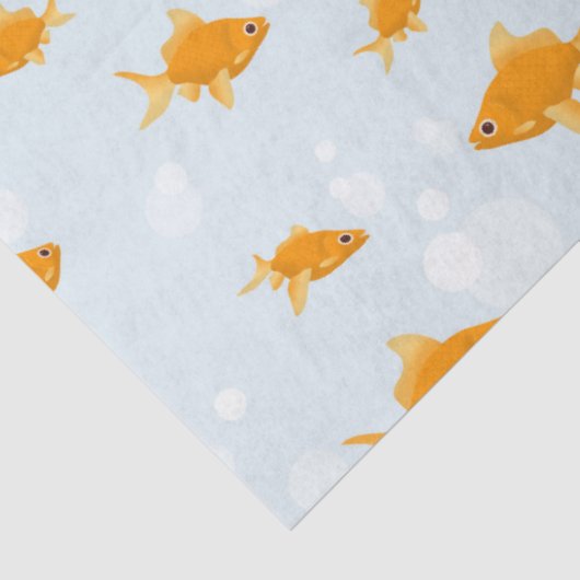 Niedlicher Goldfisch im Wasser schwimmen Seidenpapier (Ausschnitt)