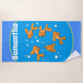Niedlicher Goldfisch mit Blasenmuster Cartoon Strandtuch (Vorderseite)