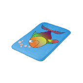 Niedlicher Goldfish auf See, hellblau Badematte (Schrägansicht)
