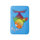 Niedlicher Goldfish auf See, hellblau Badematte (Vorderseite Vertikal)
