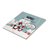 Niedlicher Graue Baby-Pinguin im Winterschnee Fliese (Seite)