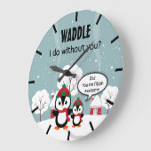 Niedlicher Graue Baby-Pinguin im Winterschnee Große Wanduhr (Winkel)