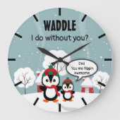 Niedlicher Graue Baby-Pinguin im Winterschnee Große Wanduhr (Vorderseite)