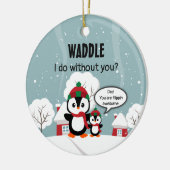 Niedlicher Graue Baby-Pinguin im Winterschnee Keramik Ornament (Links)
