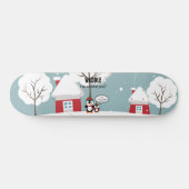 Niedlicher Graue Baby-Pinguin im Winterschnee Skateboard (Horizontal)