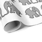 Niedlicher grauer Elefant, der auf weißen Geschenkpapier (Rolleneckpunkt)