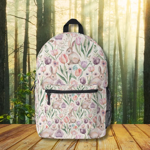 Niedlicher grauer Hase mit farbenfrohen Tulpen Bedruckter Rucksack