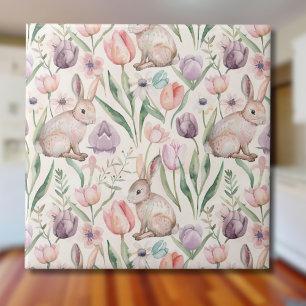 Niedlicher grauer Hase mit farbenfrohen Tulpen Fliese