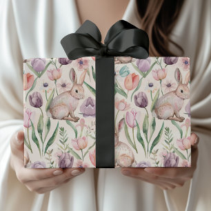 Niedlicher grauer Hase mit farbenfrohen Tulpen Geschenkpapier