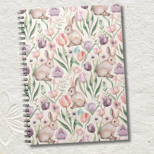 Niedlicher grauer Hase mit farbenfrohen Tulpen Notizblock