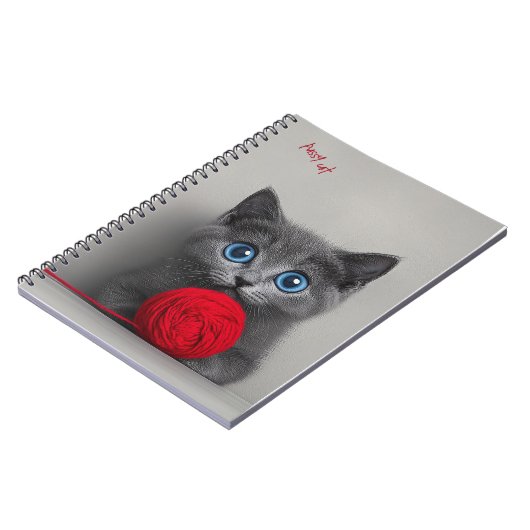 Niedlicher grauer Kitten mit Red Wool Ball Notizblock (Linke Seite)