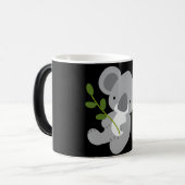 Niedlicher Grauer Koala-Bär mit grünem Leaf Verwandlungstasse (Vorderseite Links)