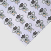 Niedlicher grauer Koala in einer schwarzen Graduie Seidenpapier (Ausschnitt)