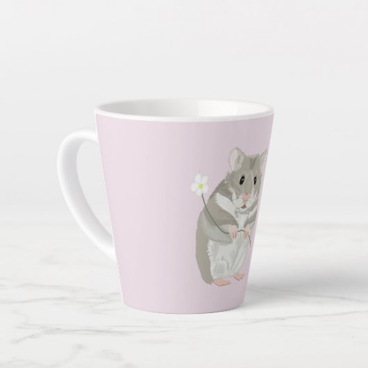 Niedlicher, grauer und weißer Hamster mit einer Bl Milchtasse (Linke Ecke)
