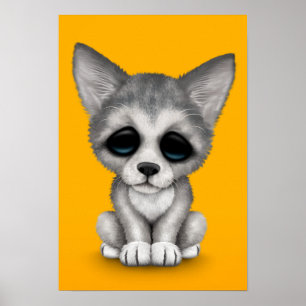 Niedlicher Grauer Wolf Cub Welpe auf Gelb Poster