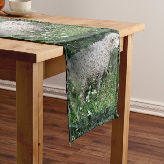 Niedlicher Greedy Sheep Eating Table Runner Kurzer Tischläufer (Beispiel)