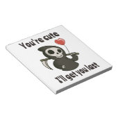 Niedlicher grimmiger Sensenmann mit romantischem H Notizblock (angewinkelt)